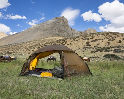 The Allak is both very strong and light weight , mak ing it an excellent choice for any adventure, whether you’re traveling high up above tree line or far below i t. The fully freestanding Staika is one of Hilleberg’s most robust tents, meaning it can be pitched anywhere, even on exposed mountainsides. In warm climates, like here in India, the Allak’s two entrances and vestibules can be rolled away for better ventilation and views. Photo credit: Tilmann Graner / https://www.foto-tilmann-graner.de/