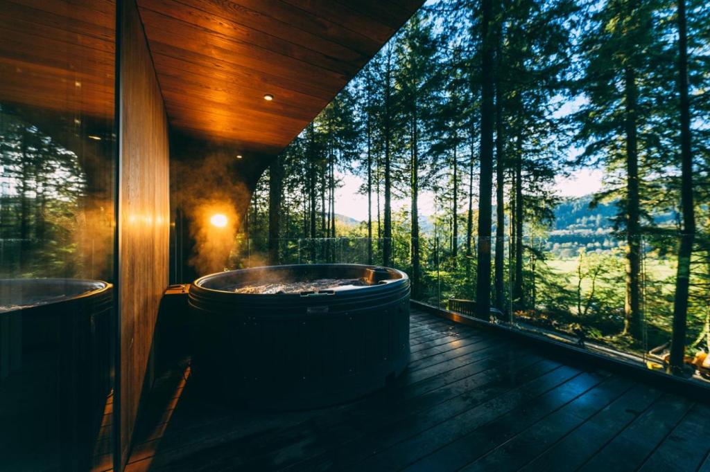 Soak in the views at Forest Lodges, Eryri/Snowdonia. Image courtesy of CozyCozy.