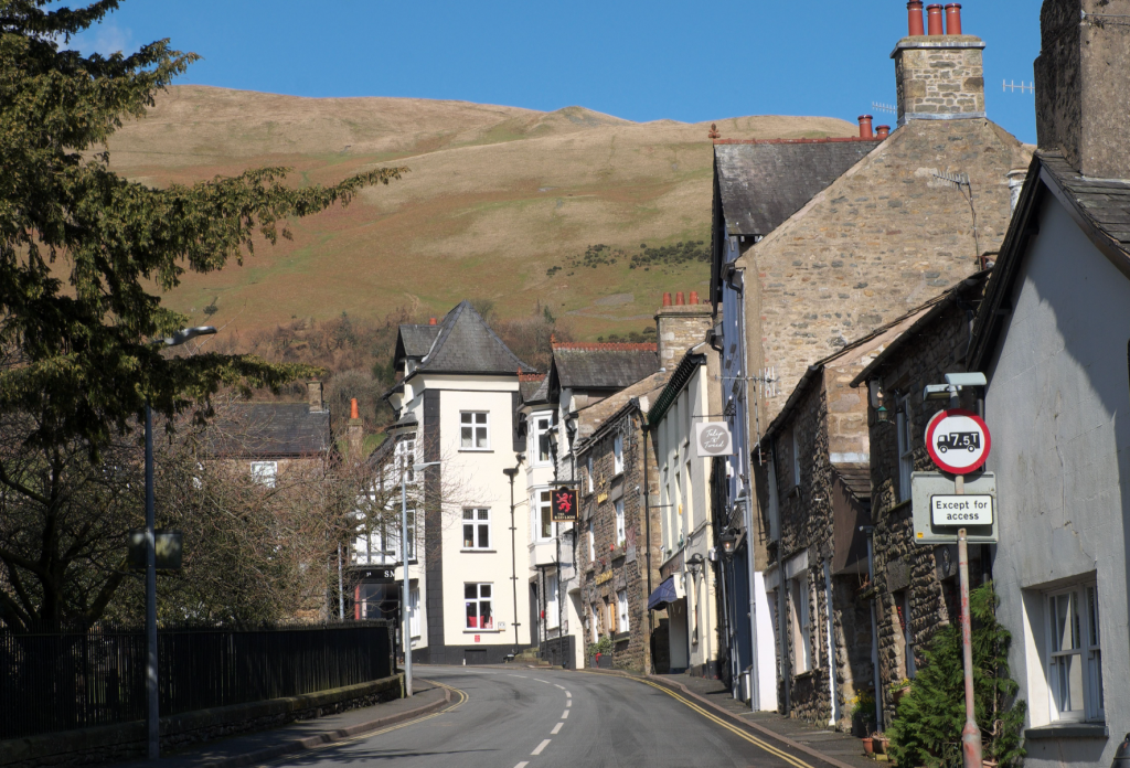 Sedbergh, with the Howgills rising behind homes and businesses_DSCF3679