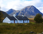 Black Rock Cottage sits before Buachaille Etive Mòr, just off the West Highland Way. Credit: Shutterstock