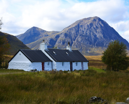 Black Rock Cottage sits before Buachaille Etive Mòr, just off the West Highland Way. Credit: Shutterstock