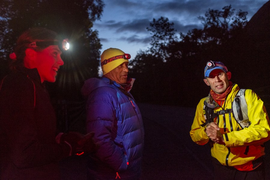 Charlie Ramsay (centre) with Graham Nash and Jasmin Paris, ahead of her record breaking round in 2016. Credit: David Lintern